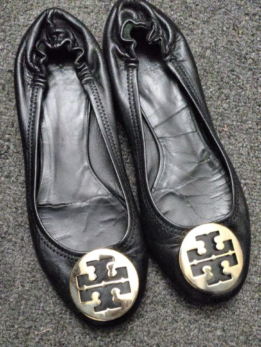Tory Burch Logo Ballet Flats in Black Leather and Light Gray Textile